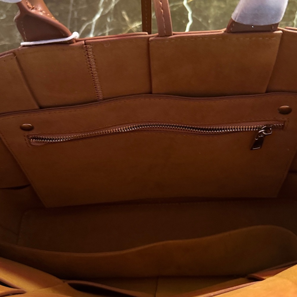 Essenzus caramel weave pattern leather bag with suede interior and tie closure - Picture 6 of 9